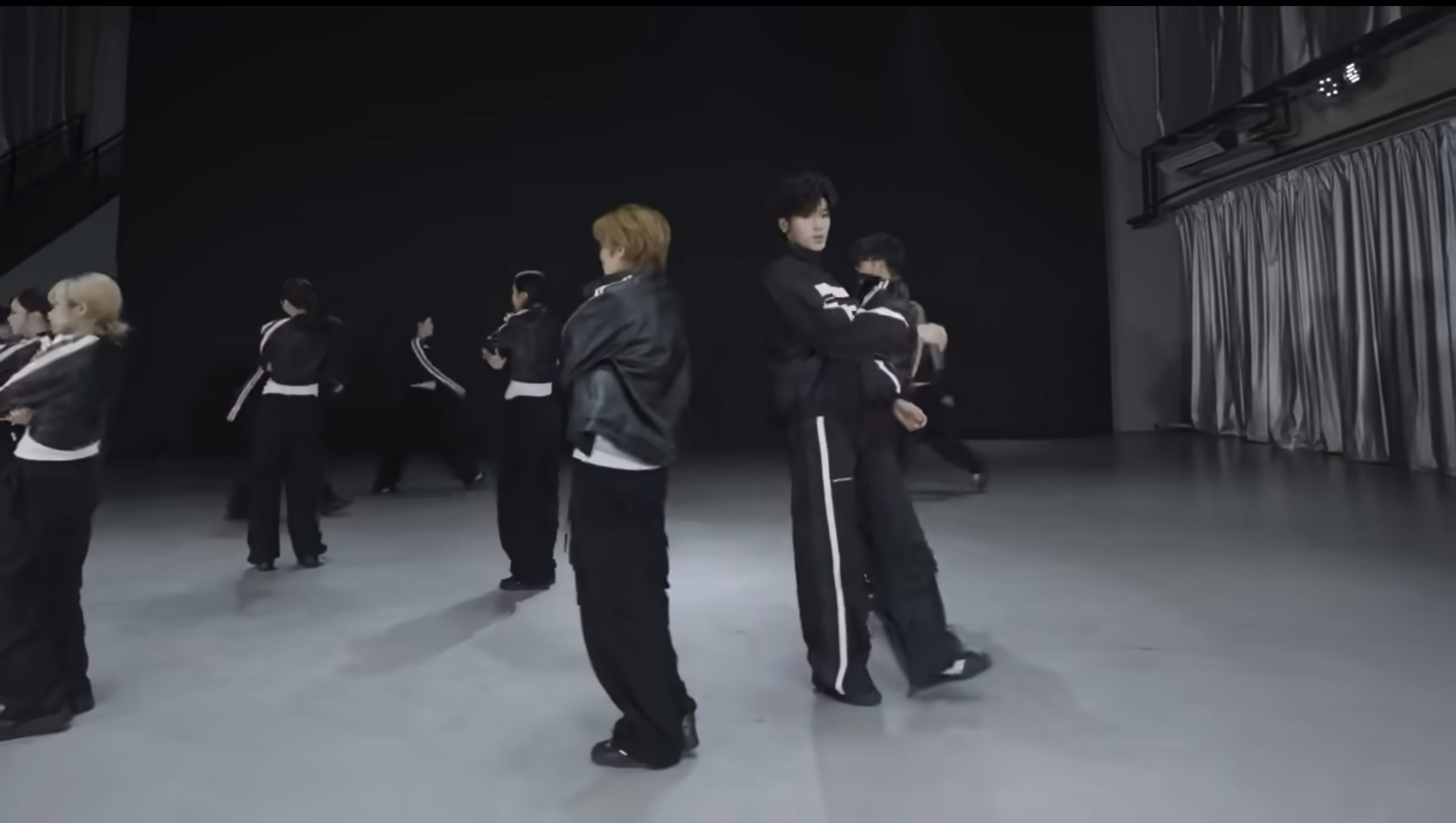【张峻豪】《25HRS》镜面扒舞