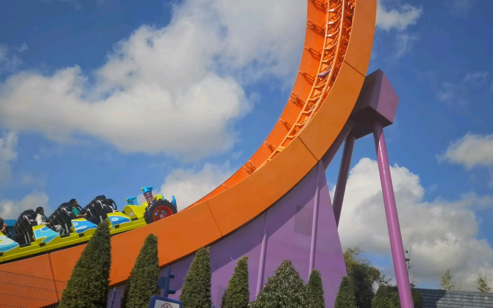 上海迪斯尼抱抱龙冲天赛车～有没有朋友和我一样,不敢玩但特别喜欢看