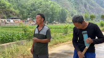 50年前村民人力挖渠浇地，被水电站征用，如今要河滩抽水过活