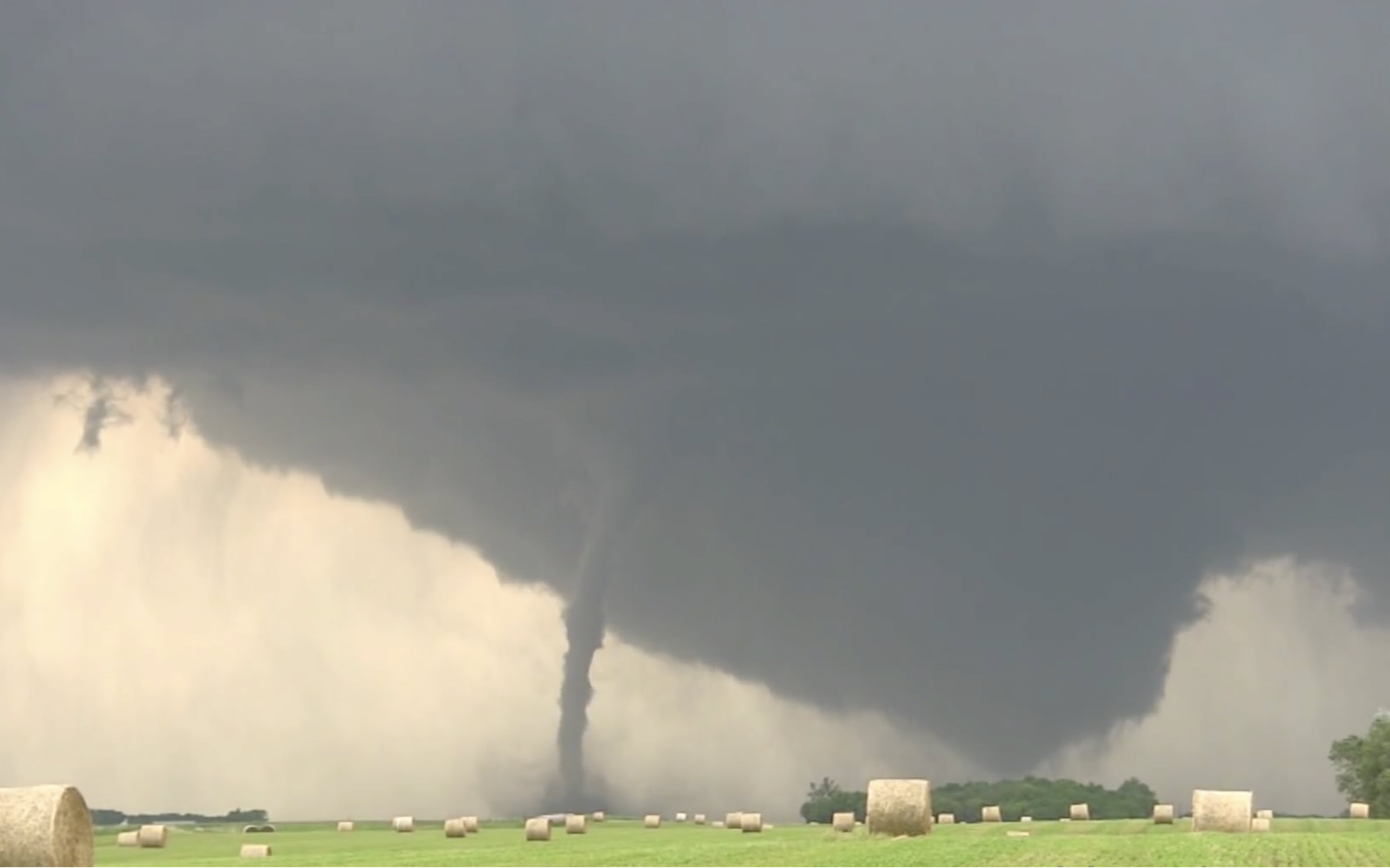 德国小哥近距离实拍双龙卷风现象