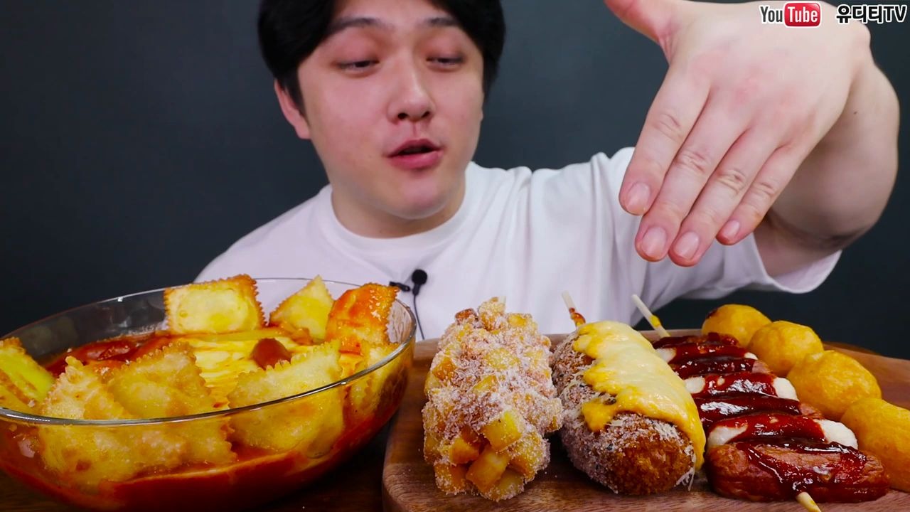 深渊巨口小哥6月12日最新视频大吃特吃奶酪配上五种炒年糕配着热狗