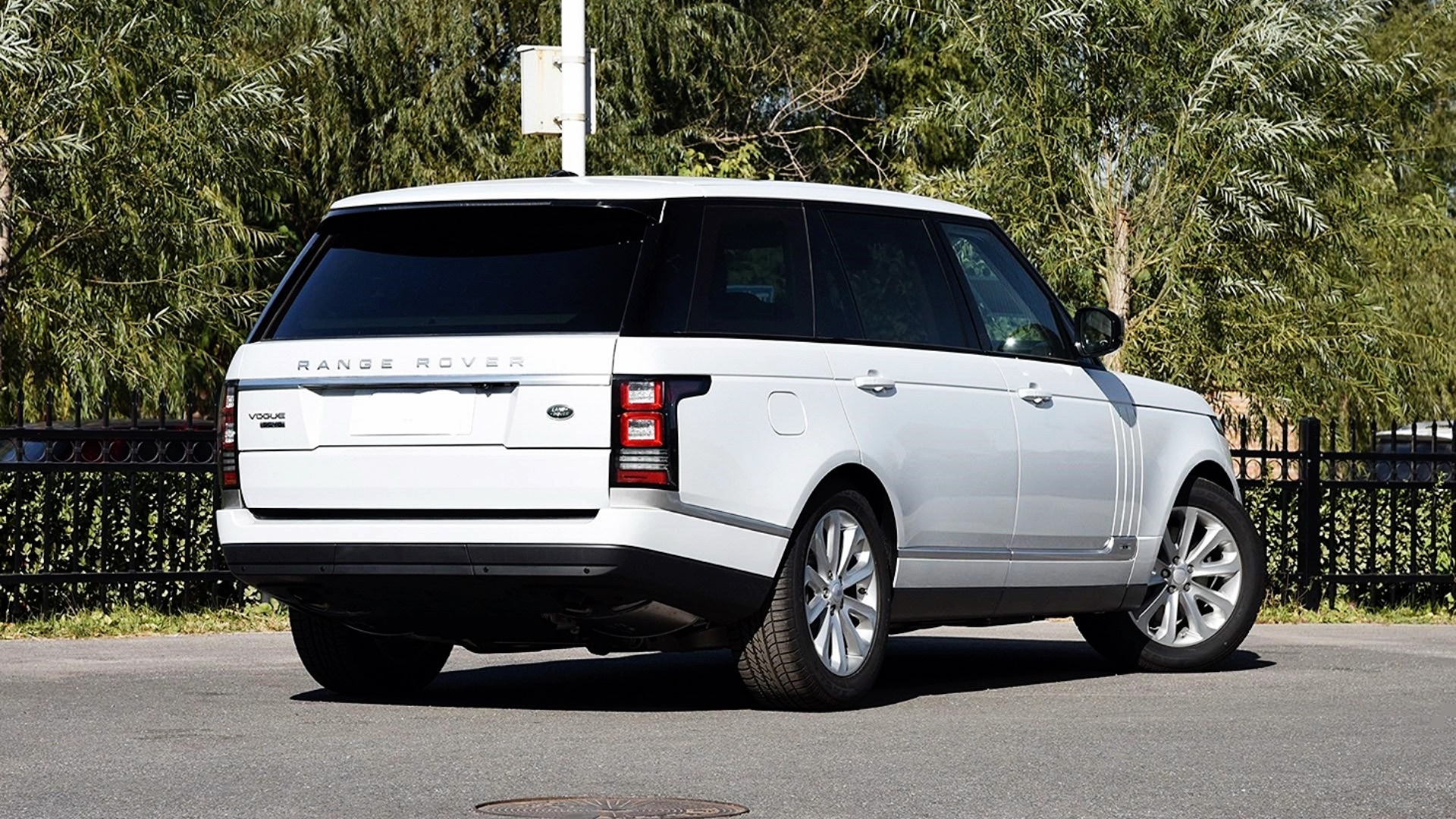 动力方面2023年款路虎发现大都会版搭载具有轻度混合动力技术的英杰力