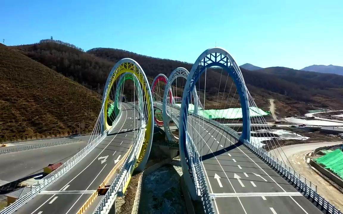 河北张家口冬奥会崇礼区,高速口屹立着五环标志,雄伟壮观!