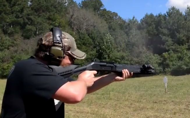 靶场试射伯奈利m4霰弹枪亚光处理的枪身表面耐腐蚀性极强