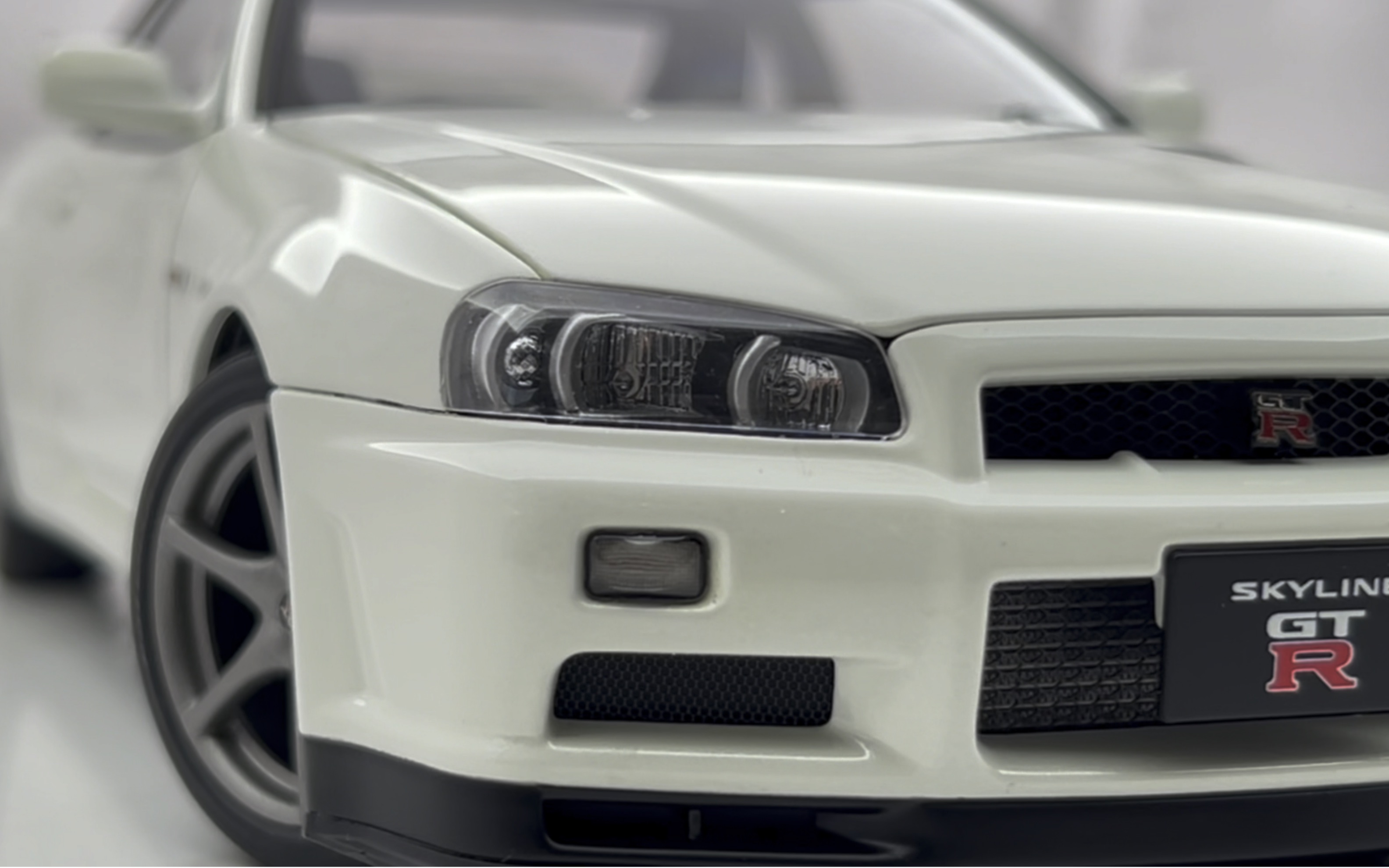 汽车模型展示 1:18 autoart nissan gtr r34 v-spec ii 白色