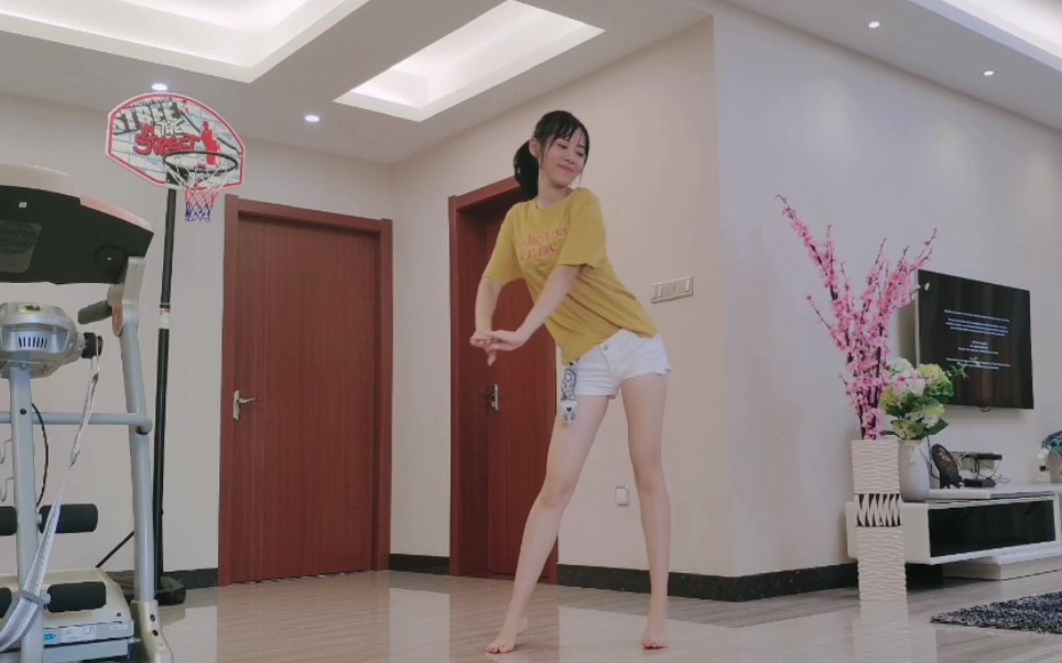 【小君】这舞曲太嗨了 抖腿的节奏 在家光脚蹦个迪哈哈_哔哩哔哩_bili