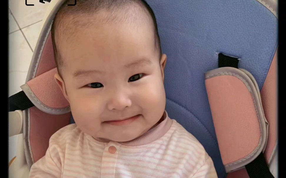 可爱萌娃笑呵呵