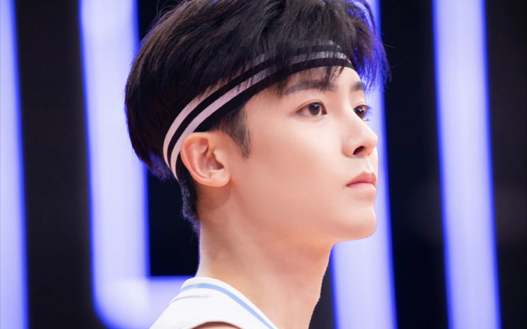 活动  【侯明昊】帅哥什么时候剪发,海边短发少年和夏天太配了