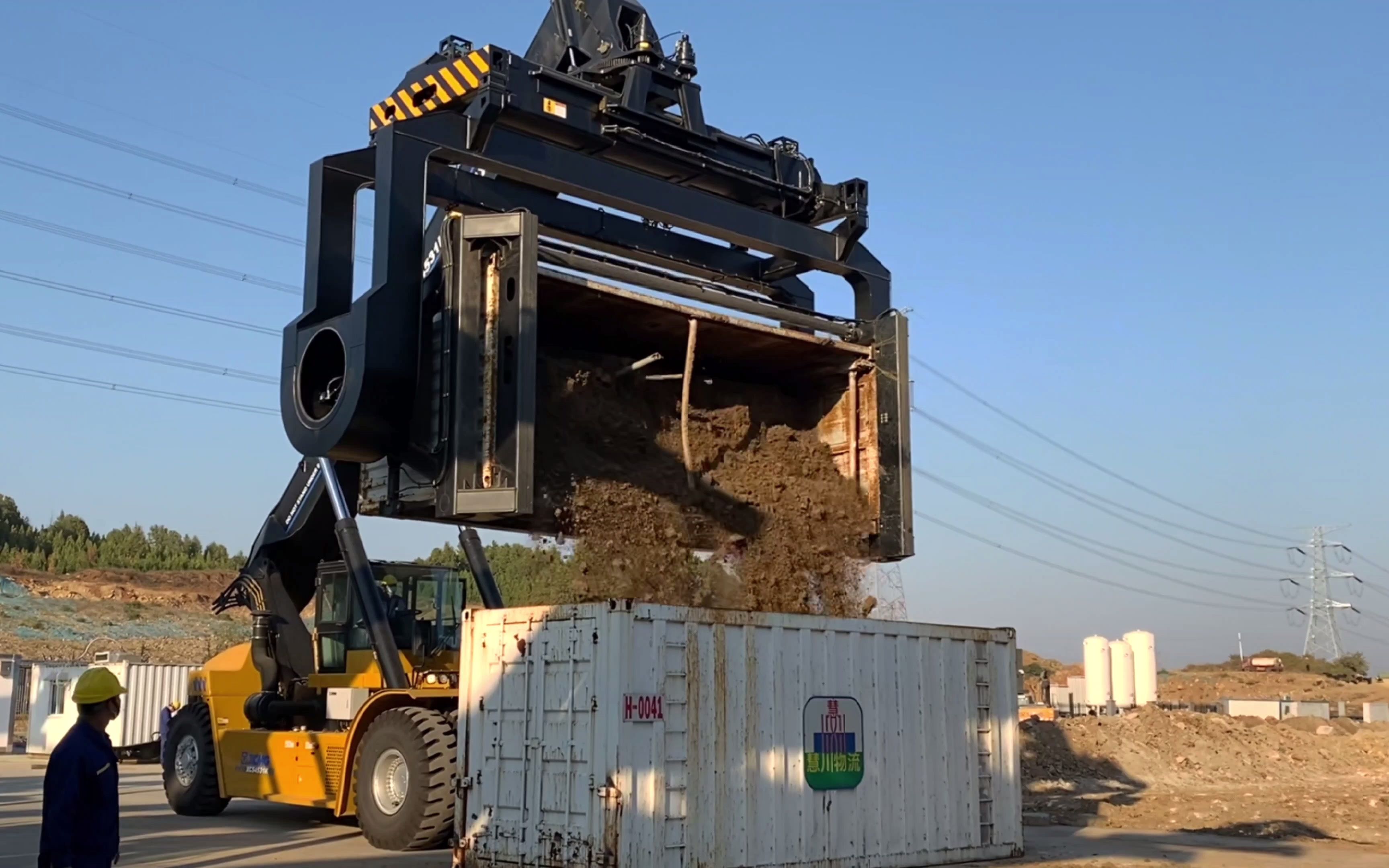 徐工正面吊翻转吊具,可提升码头,货场等地开顶集装箱卸料作业效率