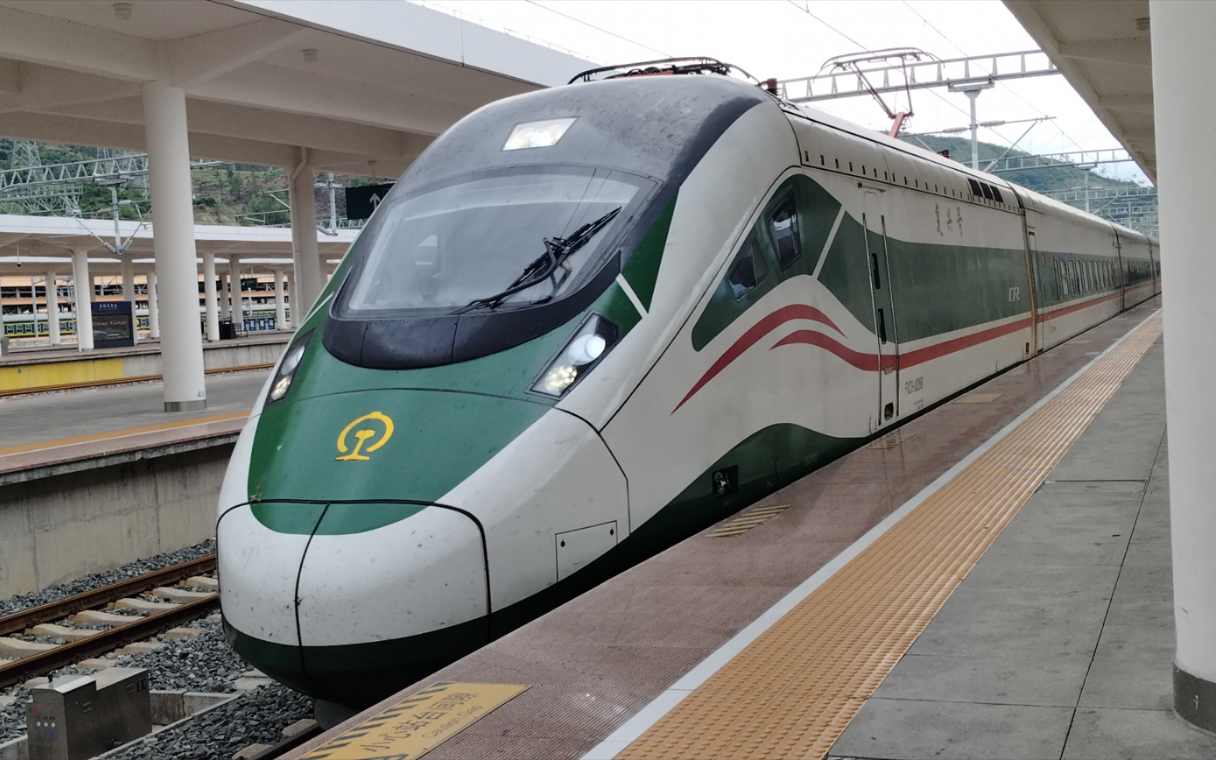 【北成昆复线(攀枝花南站)】d245次(成都南——玉溪)攀枝花南站二站台