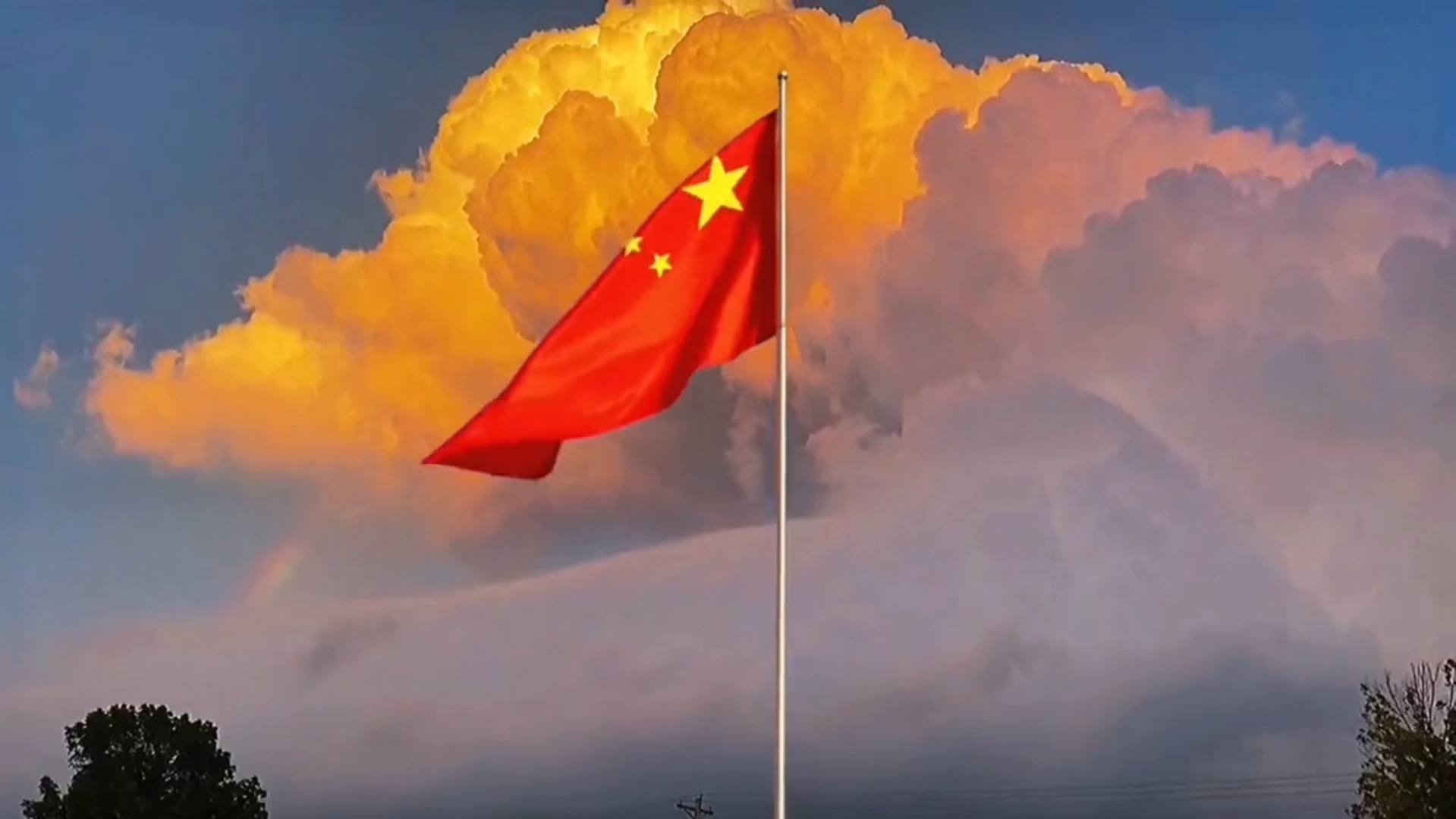 国庆将至 五星红旗迎风飘扬