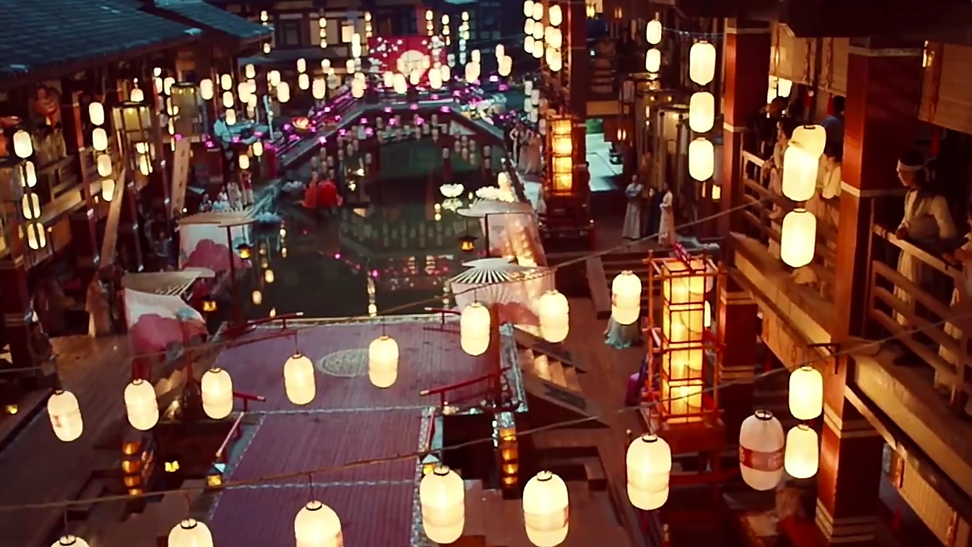 古装空境房子街上夜景蓝衣男子在船上破烂灯笼