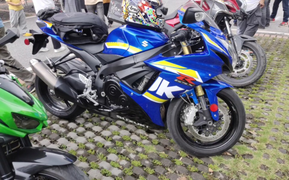 摩托车侧颜照比拼铃木gsx750的好看