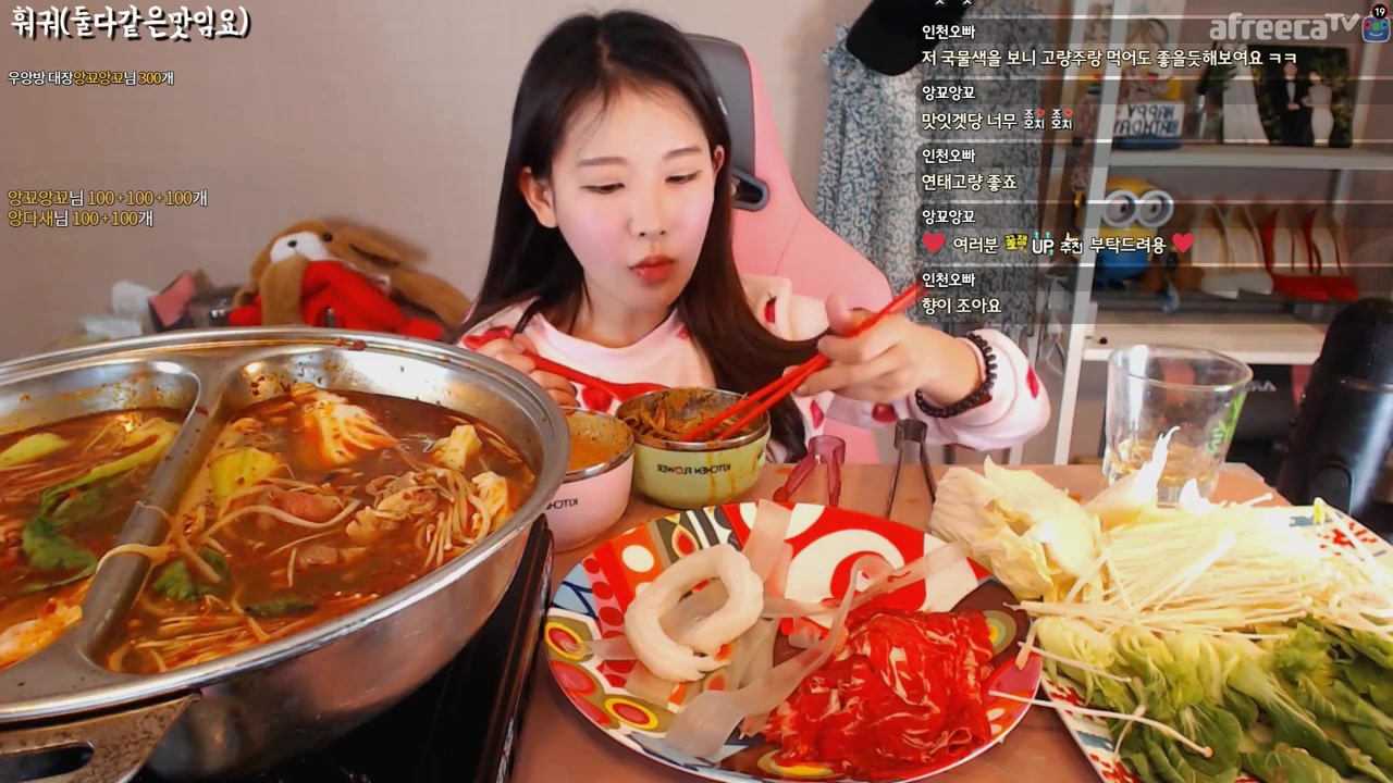 韩国吃播小姐姐,吃火锅有牛肉,耗子粉和青菜,网友:底料不错