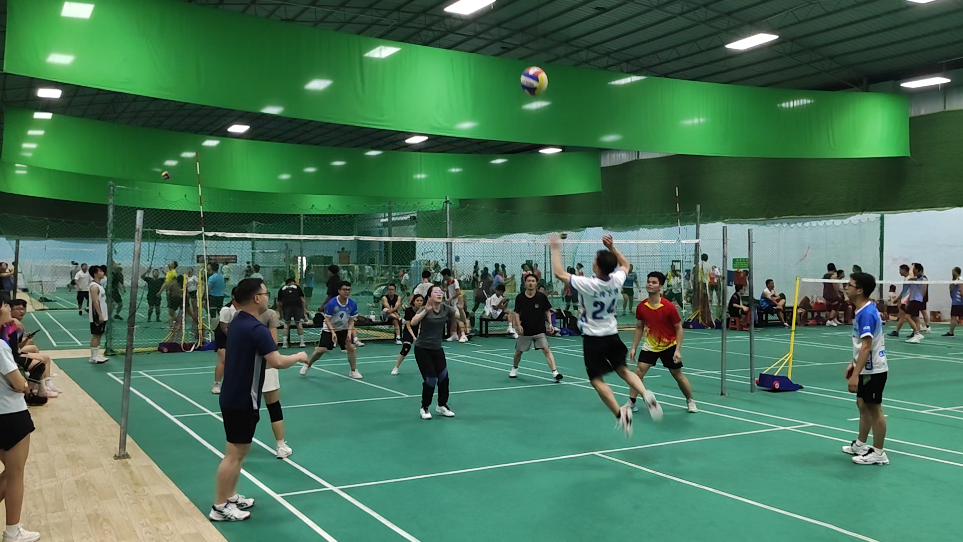 气排球:今晚只录了前半段的热身局和新手练习局.国标气排球.