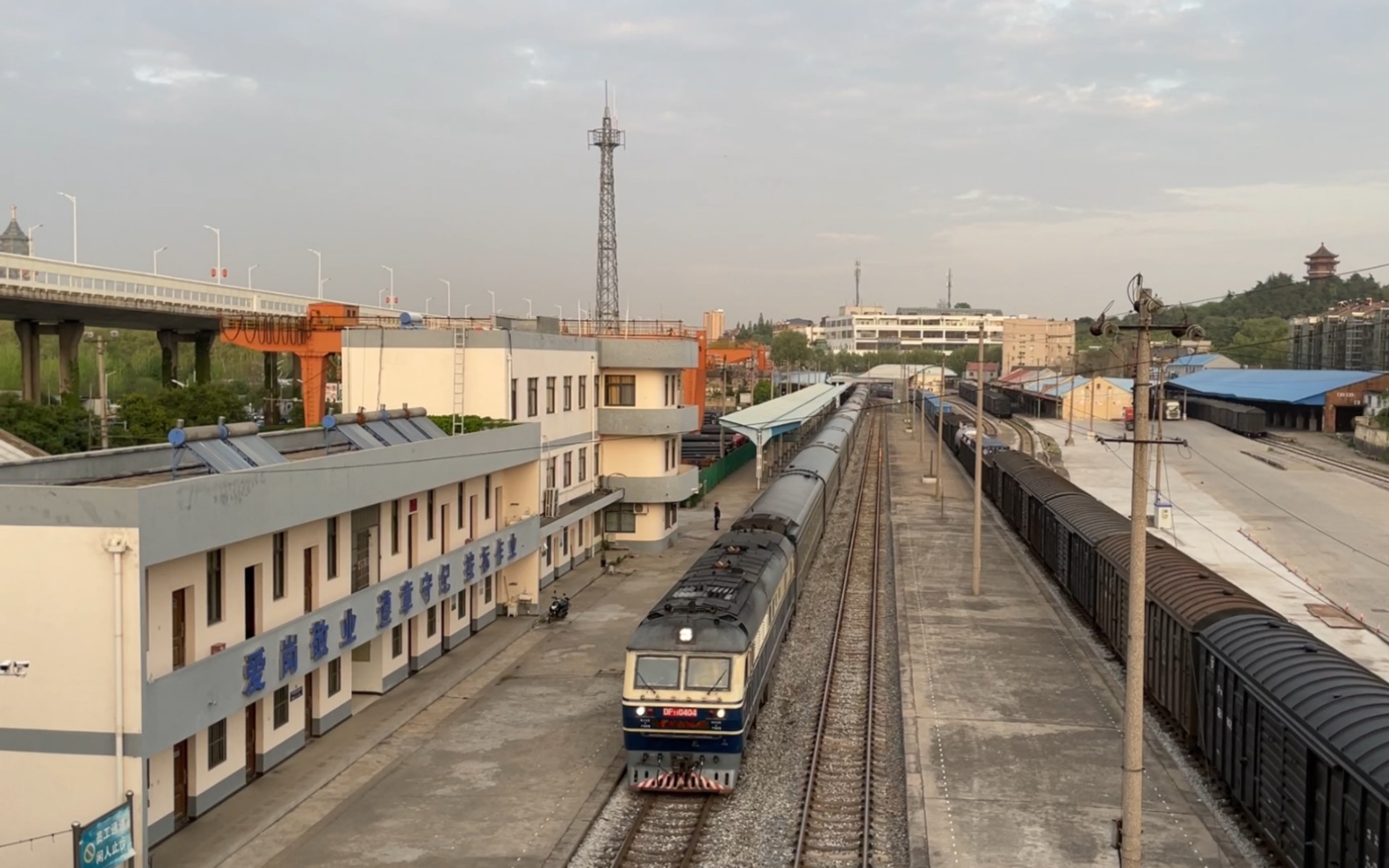 上局宁东段df110404青年文明号挂牌机车牵引昆山-萍乡的k783次快速