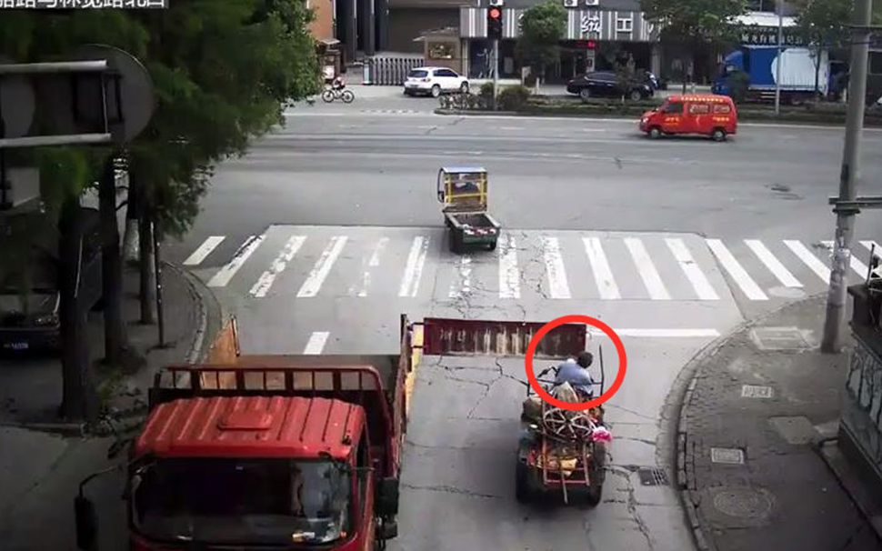 货车行车不关车厢门会咋样？惨烈事故立马找上门合集
