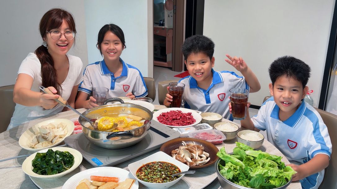 放学回家吃牛肉火锅，孩子们开心坏了！
