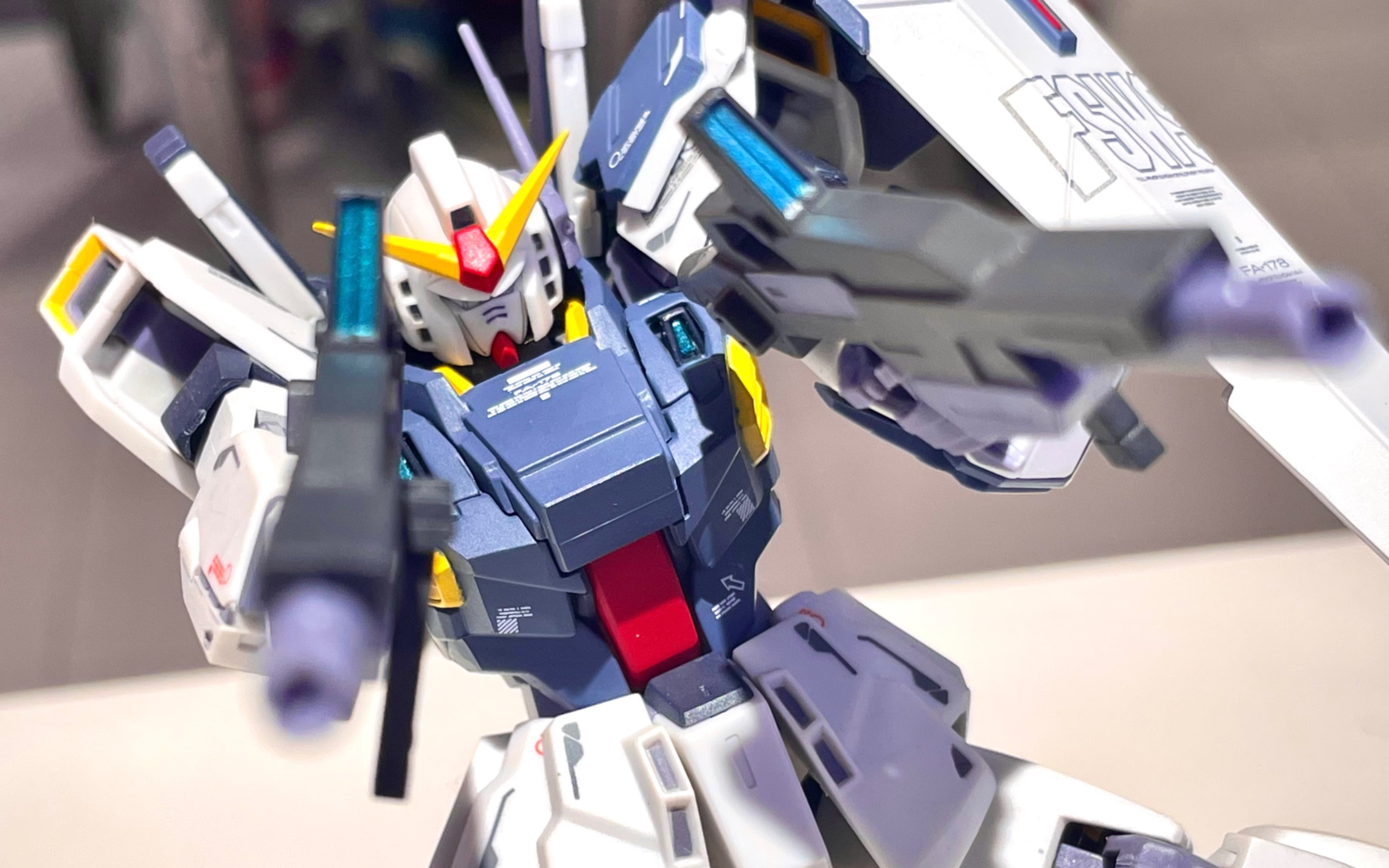 是台高达总有全装甲—ka robot魂全装甲mk2高达简单把玩