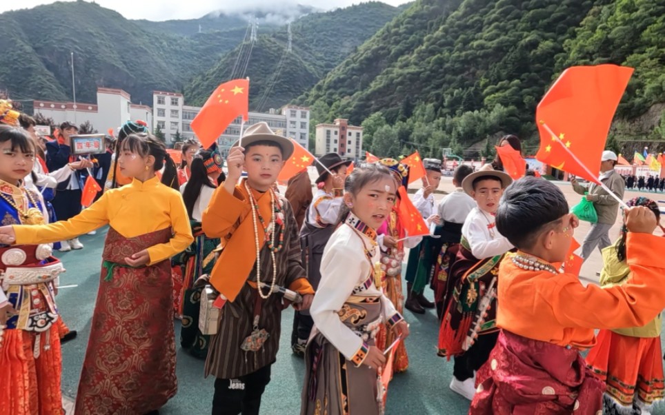 自驾317,金川县观音桥镇中小学,孩子们盛装欢度六一儿童节