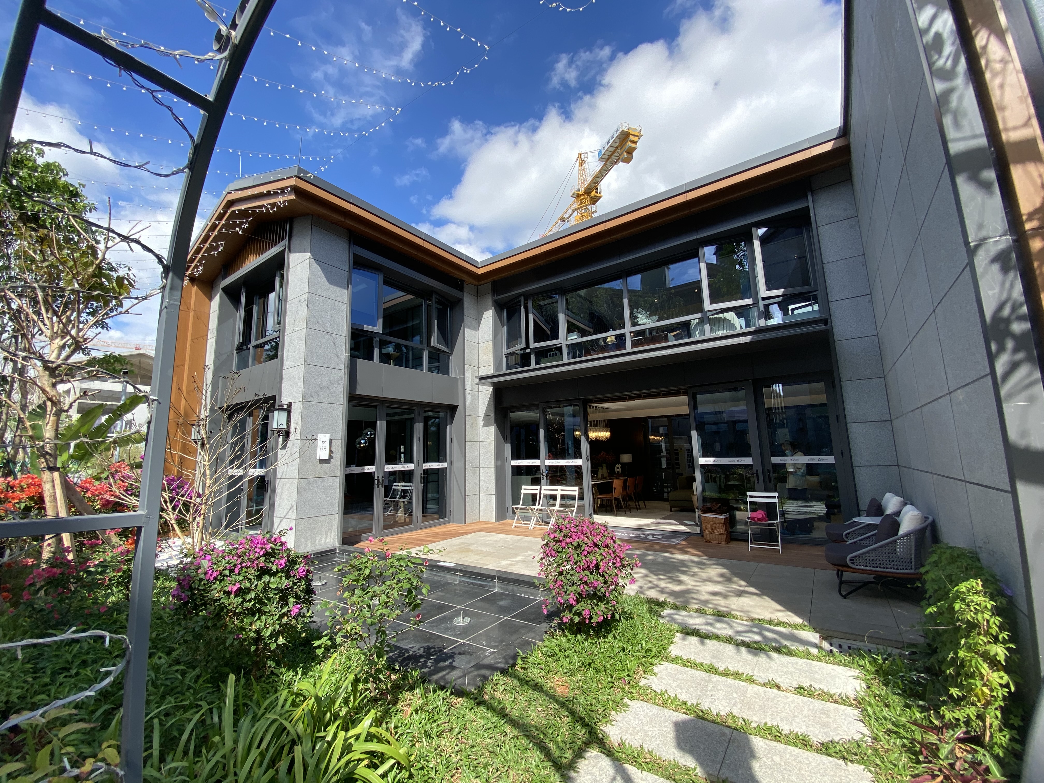 这是三亚最小的别墅,建面53平,却拥有70平前后双花园,环境真好