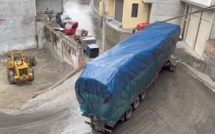 Скачать видео: 下雨天跑这种路，还好有卡嫂帮忙看着#半挂车