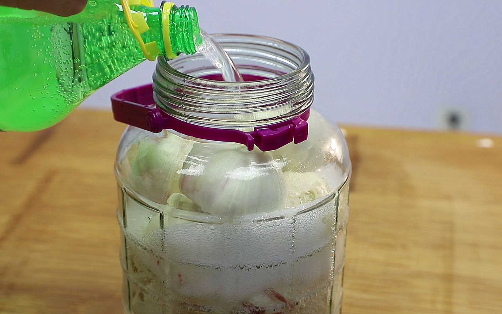 雪碧糖醋大蒜腌制方法,学会这做法,大蒜更入味,又脆又甜超好吃