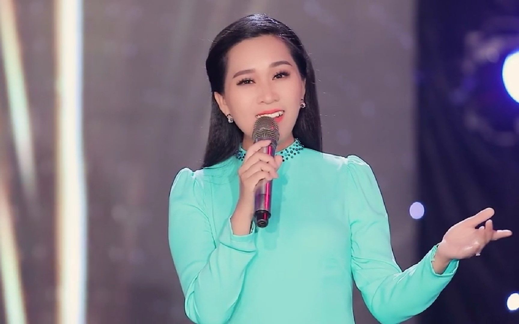 [图]越南音乐MV，官方超清完整版舞台现场版情歌单曲《Lòng Mãi Yêu Thương - Hồng Phượng, Lưu Ánh Loan，永远的爱》东南亚