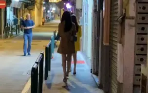 Télécharger la video: 澳门深夜街头偶遇外国美女，要去上班了