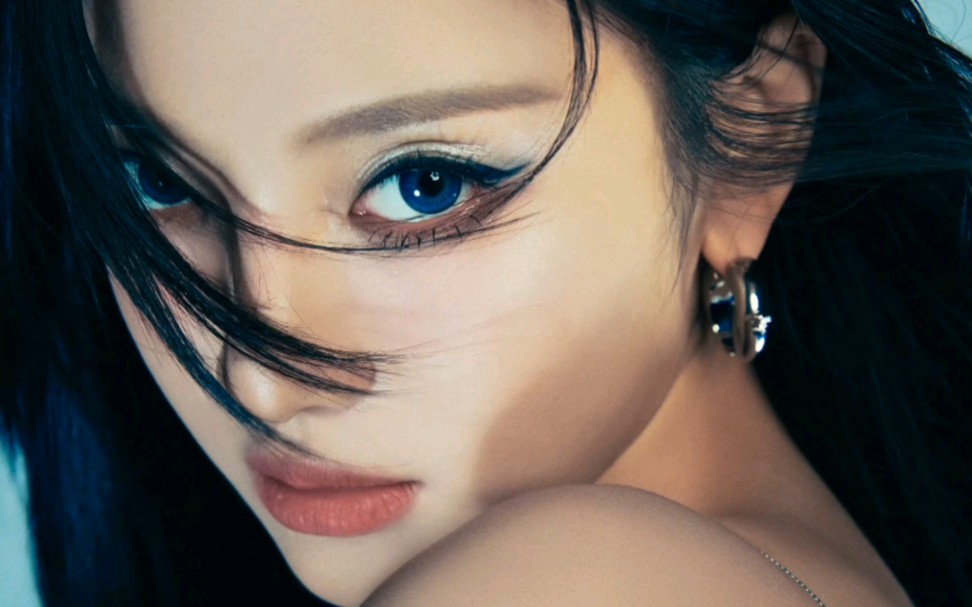 特牛的表现力这眼神像是要把人吸进去任你玩弄 你真是个迷人的小妖精