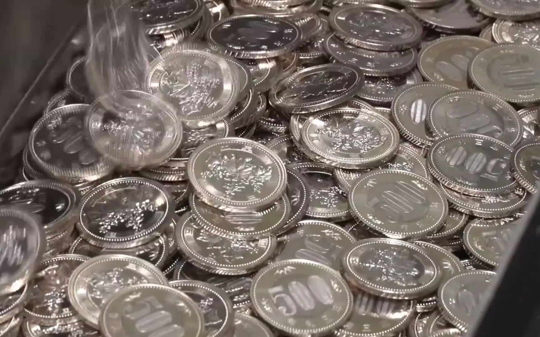 批量生产日本 500 日元硬币的过程. 日本唯一赚钱的工厂