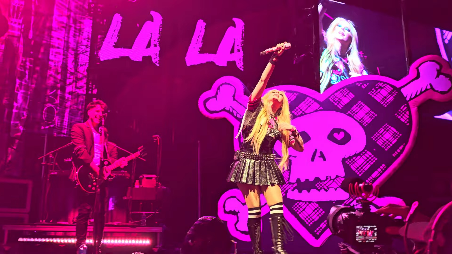 艾薇儿avril lavigne温哥华首站 -what the hell - greatest hits