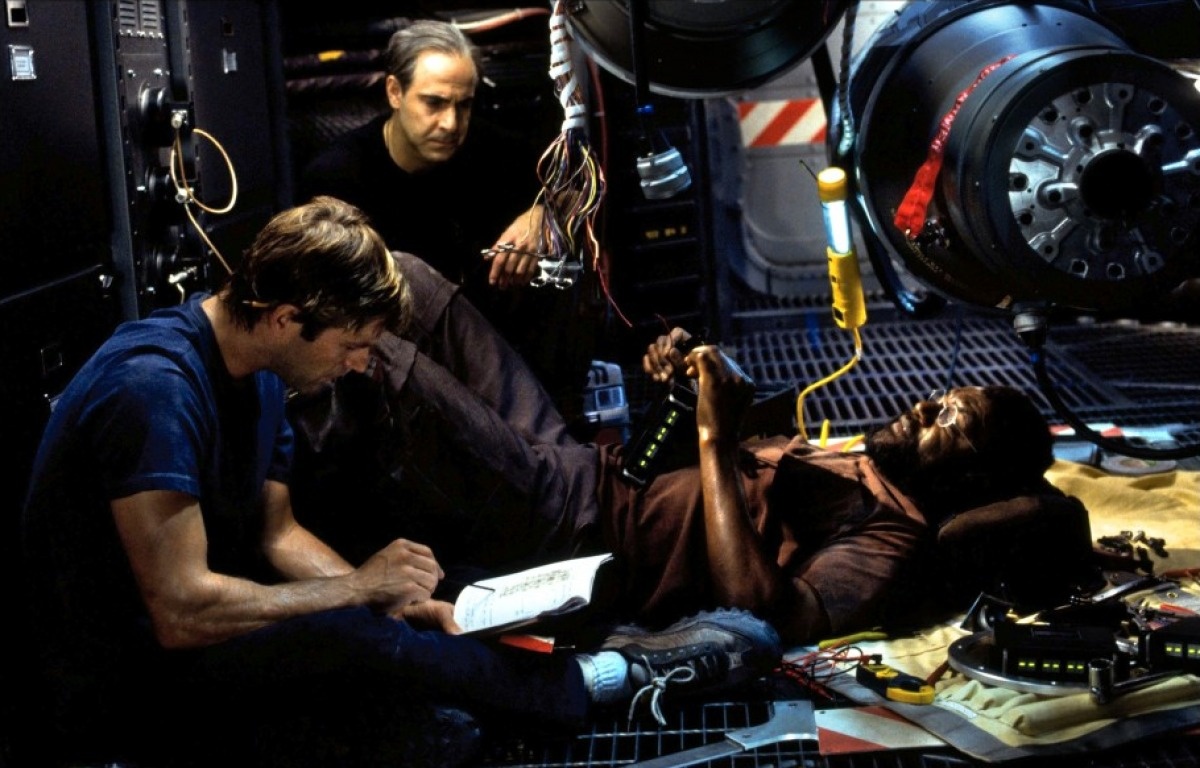 男主为了拯救世界潜入了9000多度的地核中