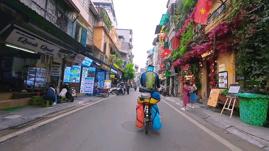 只有親歷才知曉;穿行於首都河內的古街巷,來一首縱貫線的《公路》相伴