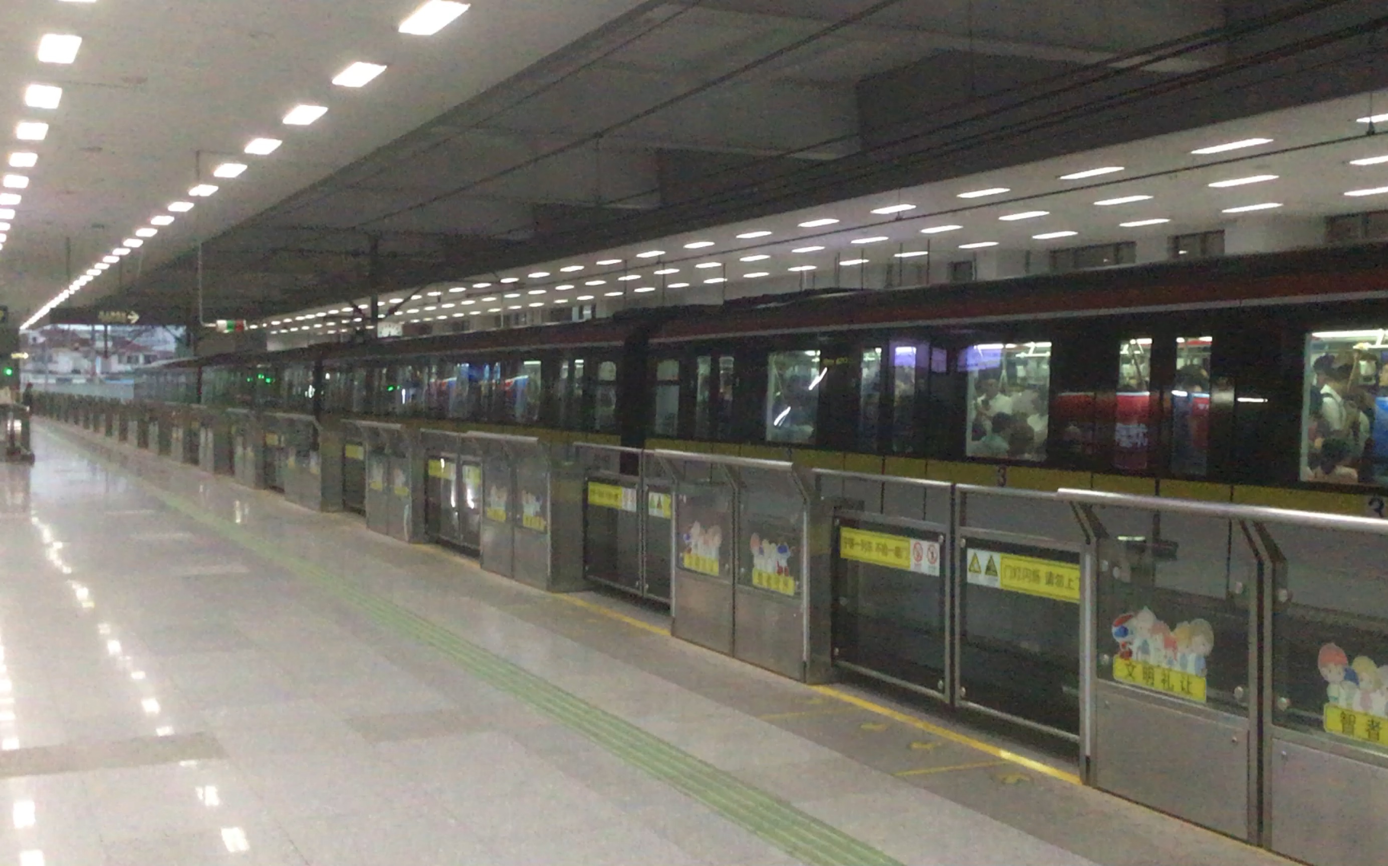 上海地铁03a01黄鱼303东宝兴路出站