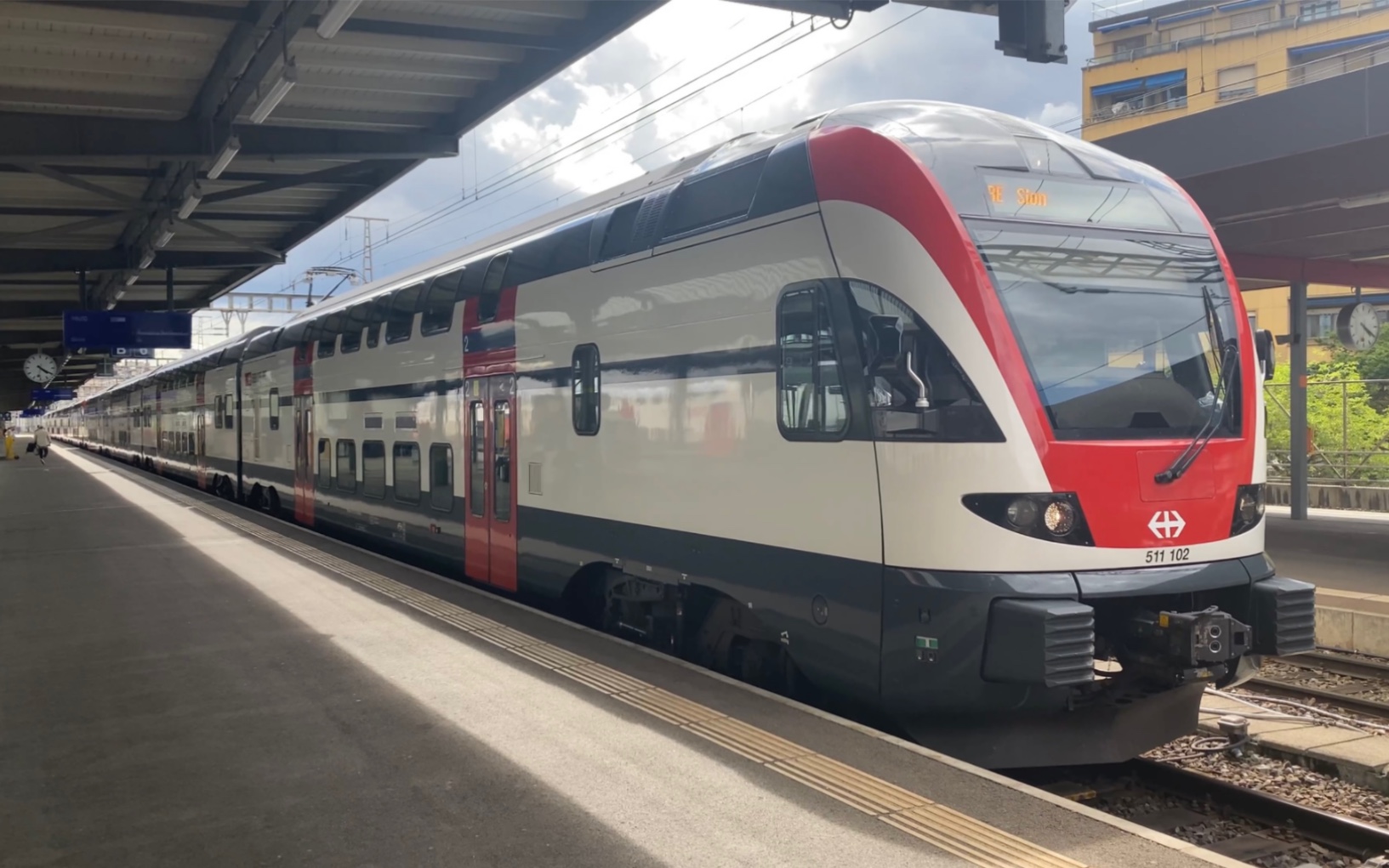 瑞士联邦铁路rabe511双层动车组4 6重联编组re线sion锡永方向列车