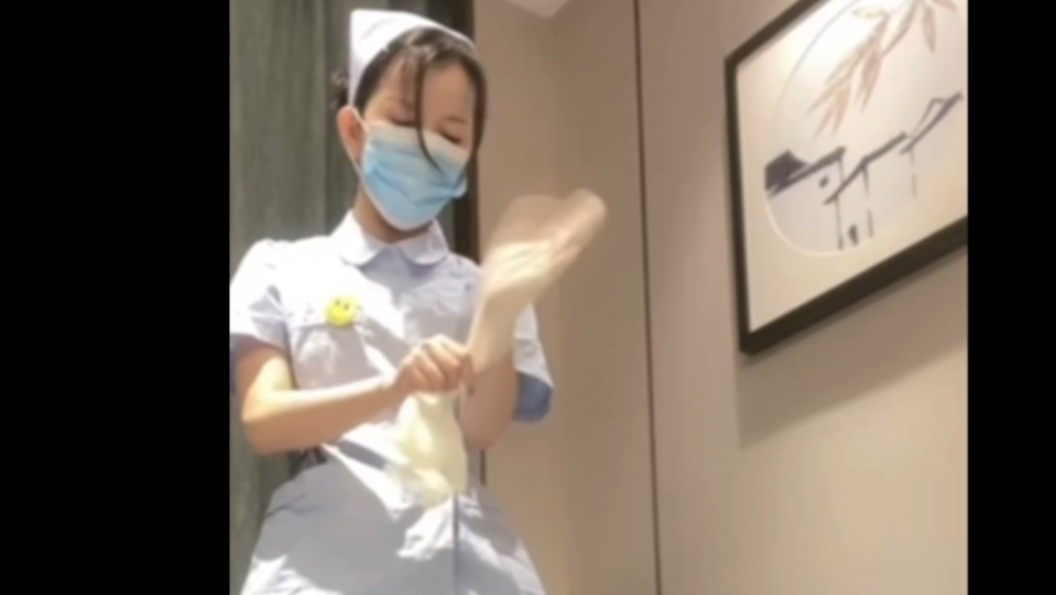 模拟手术护士戴乳胶检查手套