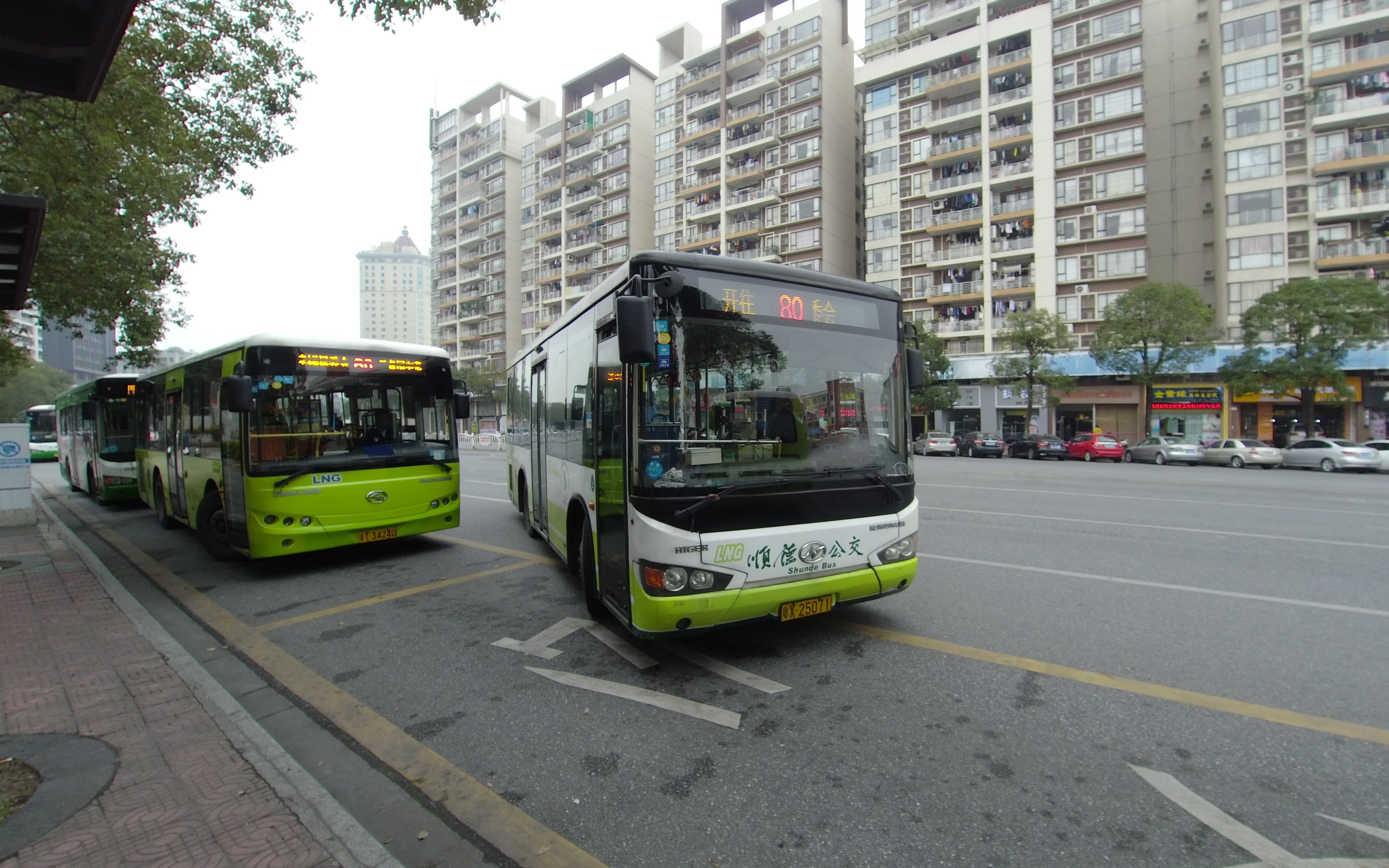 三角街道公交车图片