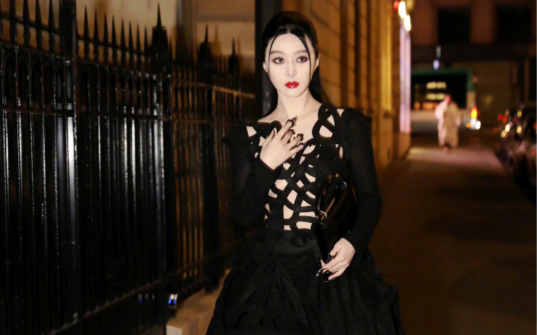 美丽暴击!范冰冰暗黑哥特风依旧拿捏!