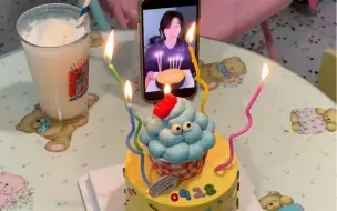 Tải video: 迟到的小亨birthday cake！黄冠亨生日快乐～