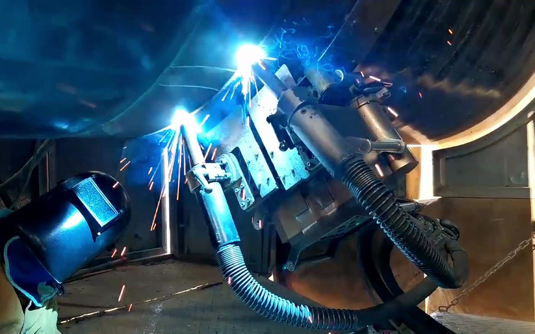 时代在进步,科技能致富.未来管道焊接都将是自动焊的时代