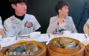 Download Video: 周深不但会吃还会做，深深公费炫饭、深深请学员吃饭、深深吃饭挑战、瞧深深咔咔炫饭整饿了