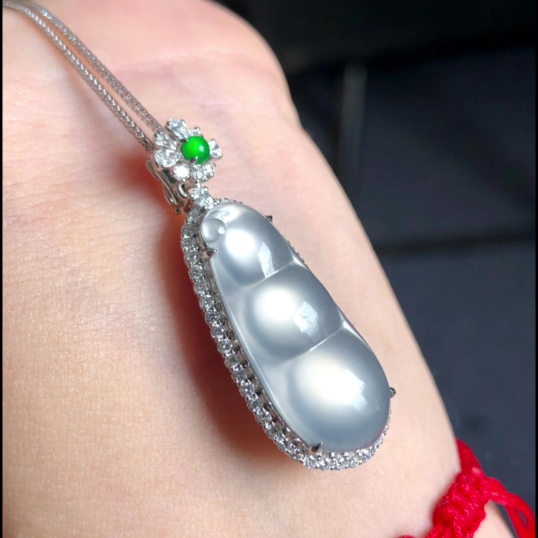 超好看的一款翡翠白冰豆子吊坠