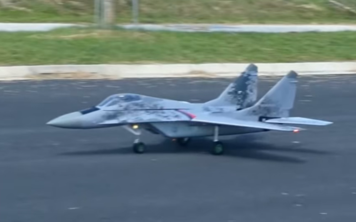 [图]飞翼双80涵道mig29改装x45发动机飞行