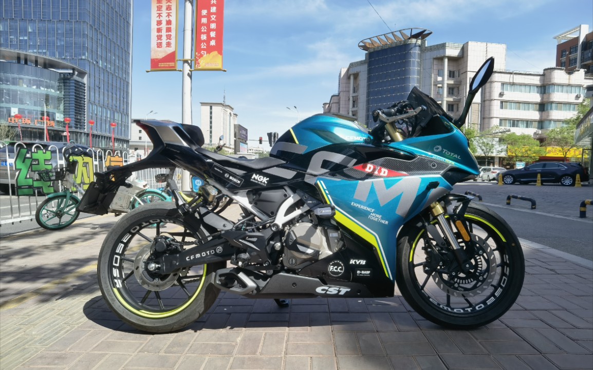 春风250sr赛道版 刚从店里首保和改装完出来 在快速通道溜溜车 微暴力