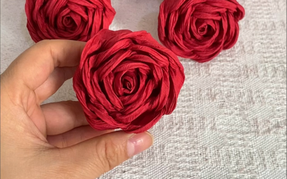 纸巾折玫瑰花教程简单图片