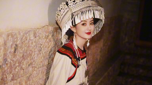 赵丽颖生日身着彝族服饰造型
