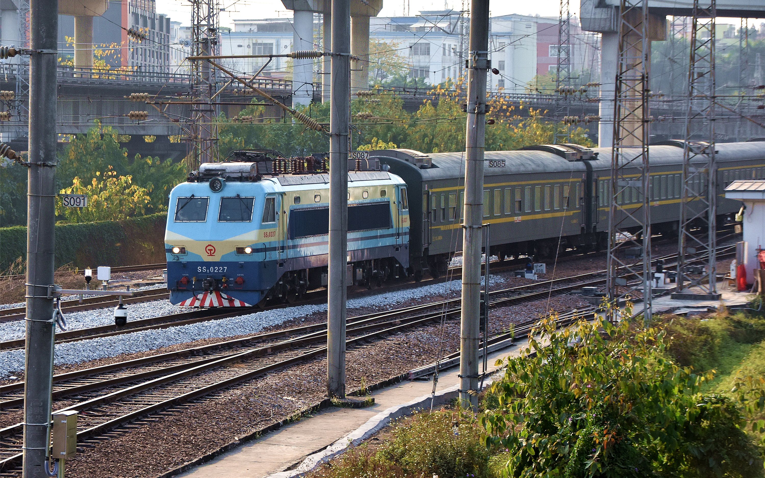 广铁长段韶山8扫把0227电力机车牵引k535洛阳-深圳通过吉山