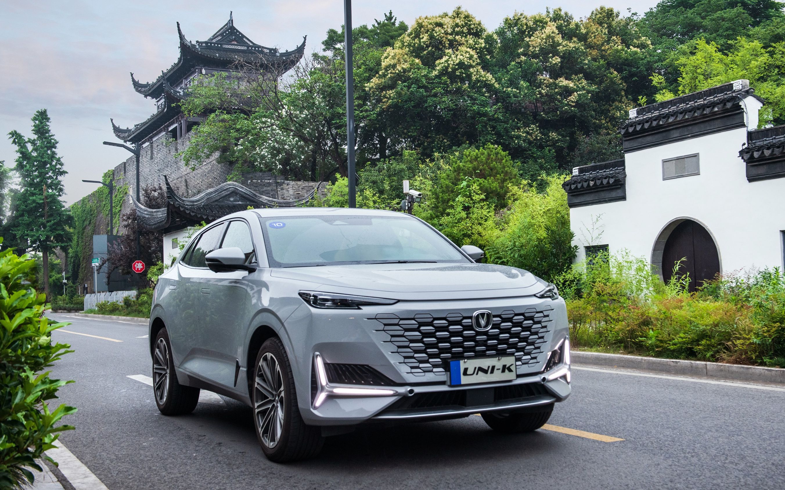 试驾长安uni-k,运动的外表下,开起来居然是舒适的取向_哔哩哔哩_bili