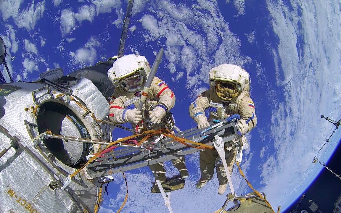 宇航员在太空举起奥运火炬(4k)cosmonautas sostienen la antorcha